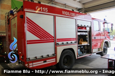 Iveco EuroFire 150E27 I serie
Vigili del Fuoco
Comando Provinciale di Verona
Distaccamento Volontario di Villafranca di Verona
AutoPompaSerbatoio
Allestimento Iveco Magirus
Ricondizionato Fortini
VF 18575
Parole chiave: Iveco EuroFire_150E27_Iserie VF18575