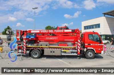 Mitsubishi Fuso Canter IV serie
Vigili del Fuoco
Comando Provinciale di Bergamo
Allestimento Cela DT22
VF 33370
Fotografata in occasione di Pompieropoli 2024
Parole chiave: Mitsubishi Fuso_Canter_IVserie VF33370