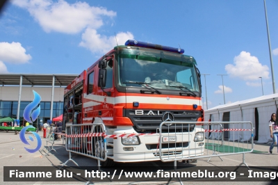 Mercedes-Benz Actros 1841 II serie
Vigili del Fuoco
Comando Provinciale di Bergamo
Distaccamento Volontario di Treviglio
AutoPompaSerbatoio allestimento Bai
VF 23341
Fotografato in occasione di Pompieropoli 2024
Parole chiave: Mercedes-Benz Actros_1841_IIserie VF23341