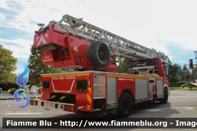 Iveco EuroFire 150E27 I serie
Vigili del Fuoco
Comando Provinciale di Lodi
AutoScala da 27 metri allestimento Iveco-Magirus
VF 21633
Fotografata in occasione di Pompieropoli 2024
Parole chiave: Iveco EuroFire_150E27_Iserie VF21633