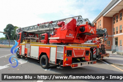 Iveco EuroFire 150E27 I serie
Vigili del Fuoco
Comando Provinciale di Lodi
AutoScala da 27 metri allestimento Iveco-Magirus
VF 21633
Fotografata in occasione di Pompieropoli 2024
Parole chiave: Iveco EuroFire_150E27_Iserie VF21633