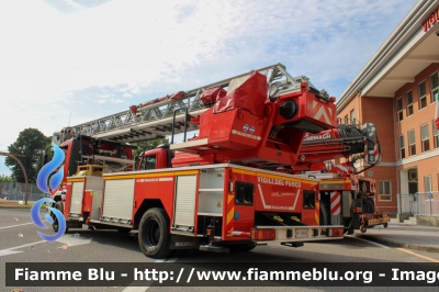 Iveco EuroFire 150E27 I serie
Vigili del Fuoco
Comando Provinciale di Lodi
AutoScala da 27 metri allestimento Iveco-Magirus
VF 21633
Fotografata in occasione di Pompieropoli 2024
Parole chiave: Iveco EuroFire_150E27_Iserie VF21633