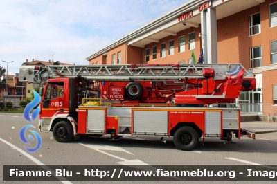 Iveco EuroFire 150E27 I serie
Vigili del Fuoco
Comando Provinciale di Lodi
AutoScala da 27 metri allestimento Iveco-Magirus
VF 21633
Fotografata in occasione di Pompieropoli 2024
Parole chiave: Iveco EuroFire_150E27_Iserie VF21633