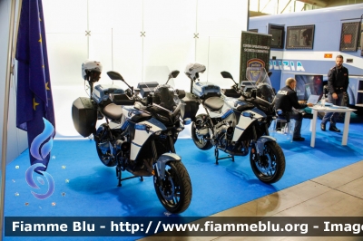 Yamaha Tracer 9
Polizia di Stato
Squadra Volante
Questura di Milano
Esposte alla fiera della sicurezza 2023
Parole chiave: Yamaha Tracer_9