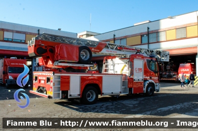 Iveco EuroCargo 160E32 IV serie
Vigili del Fuoco
Comando di Brescia
AutoScala articolata M32L-AS da 32 metri
Allestimento Magirus
VF 32927
Santa Barbara 2023
Parole chiave: Iveco EuroCargo_160E32_IVserie VF32927