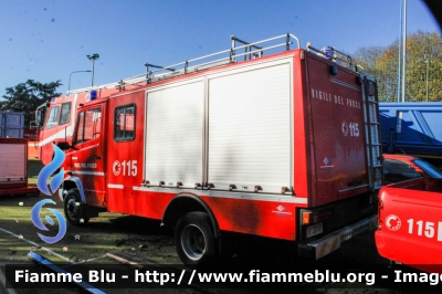 Mercedes-Benz T2 609D II serie
Vigili del Fuoco
Comando Provinciale di Brescia
Distaccamento volontario di Chiari (BS)
AutoPompaSerbatoio allestimento Bai
VF 20103
In Dismissione
Parole chiave: Mercedes-Benz T2_609D_IIserie VF20103