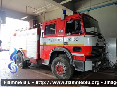 Iveco 190-26
Vigili del Fuoco
Autopompaserbatoio
Comando Provinciale di Cremona
Distaccamento Volontario di Piadena (CR)
Allestimento Baribbi
VF 16006
-In dismissione-
Parole chiave: Iveco 190-26 VF16006