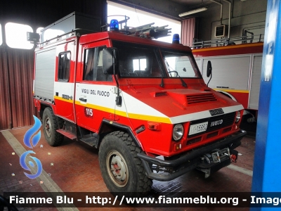 Iveco VM90
Vigili del Fuoco
Comando Provinciale di Cremona
Polisoccorso allestimento Iveco-Magirus
VF 15952
Parole chiave: Iveco VM90 VF15952