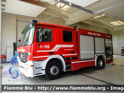 Mercedes-Benz Actros 1841 II serie
Vigili del Fuoco
Comando Provinciale di Milano
Distaccamento Volontario di Pieve Emanuele (MI)
AutoPompaSerbatoio 
Allestimento Bai ricondizionato Fortini
VF 24494
Parole chiave: Mercedes-Benz Actros_1841_IIserie VF24494