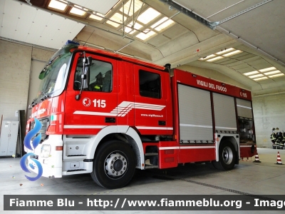 Mercedes-Benz Actros 1841 II serie
Vigili del Fuoco
Comando Provinciale di Milano
Distaccamento Volontario di Pieve Emanuele (MI)
AutoPompaSerbatoio 
Allestimento Bai ricondizionato Fortini
VF 24494
Parole chiave: Mercedes-Benz Actros_1841_IIserie VF24494