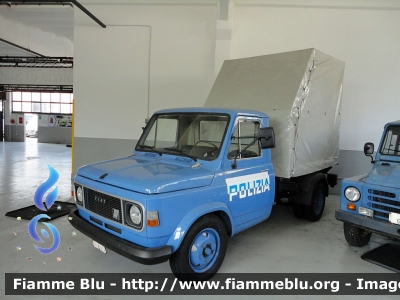 Fiat 616
Polizia di Stato
Reparto Mobile
POLIZIA 50059
Esemplare conservato presso il Museo Autocentro Milano Polizia di Stato
Parole chiave: Fiat 616 POLIZIA50059 70esimo_autocentro_milano