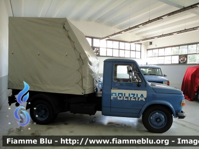 Fiat 616
Polizia di Stato
Reparto Mobile
POLIZIA 50059
Esemplare conservato presso il Museo Autocentro Milano Polizia di Stato
Parole chiave: Fiat 616 POLIZIA50059 70esimo_autocentro_milano