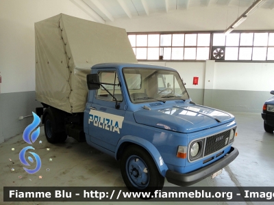 Fiat 616
Polizia di Stato
Reparto Mobile
POLIZIA 50059
Esemplare conservato presso il Museo Autocentro Milano Polizia di Stato
Parole chiave: Fiat 616 POLIZIA50059 70esimo_autocentro_milano