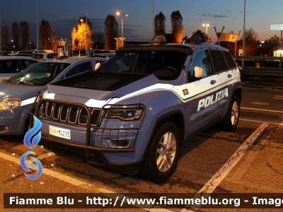 Jeep Grand Cherokee
Polizia di Stato
Reparto Mobile Milano
Decorazione Grafica Artlantis
POLIZIA M4213
Parole chiave: Jeep Grand_Cherokee POLIZIAM4213