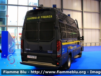 Iveco Daily VI serie restyle
Guardia di Finanza
Automezzo Blindato per Ordine Pubblico
Allestimento Sperotto
Decorazione Grafica Artlantis
GdiF 514 BP

Esposto alla fiera della Sicurezza di Milano 2021
Parole chiave: Iveco Daily_VIserie_restyle GdiF514BP fiera_sicurezza_2021_milano