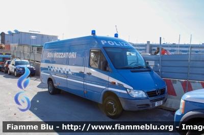 Mercedes-Benz Sprinter II serie
Polizia di Stato
C.N.E.S.
POLIZIA F3120 

Salone Nautico di Genova
Parole chiave: Mercedes-Benz Sprinter_IIserie POLIZIAF3120 