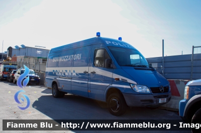 Mercedes-Benz Sprinter II serie
Polizia di Stato
C.N.E.S.
POLIZIA F3120 

Salone Nautico di Genova
Parole chiave: Mercedes-Benz Sprinter_IIserie POLIZIAF3120 