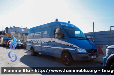 Mercedes-Benz Sprinter II serie
Polizia di Stato
C.N.E.S.
POLIZIA F3120 

Salone Nautico di Genova
Parole chiave: Mercedes-Benz Sprinter_IIserie POLIZIAF3120 