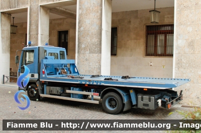 Iveco EuroCargo 120EL21 II serie
Polizia di Stato
Autocentro di Padova
Veicolo adibito al trasporto della teca cotenente la QS15
POLIZIA F2710
Parole chiave: Iveco EuroCargo_120EL21_IIserie POLIZIAF2710