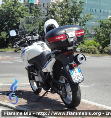 Suzuki V-Strom 650
Polizia Municipale 
Comune di Piacenza
Allestimento Bertazzoni
Polizia Locale YA 01253
Parole chiave: Suzuki V-Strom_650 PoliziaLocaleYA01253