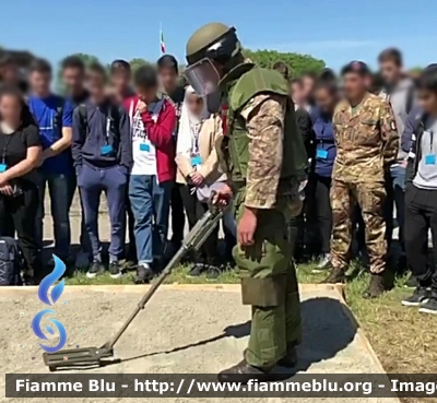 Metaldetector
Esercito Italiano
2° Reg. Genio Pontieri - Piacenza
Metal detector con artificiere

Fotografato in occasione della dimostrazione del 30/05/2019
