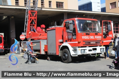 Iveco EuroFire 150E27 I serie
Vigili del Fuoco
Comando Provinciale Milano
AutoScala da 30 metri allestita Iveco-Magirus e Ricondizionata Fortini
VF 28381
Parole chiave: Iveco EuroFire_150E27_Iserie VF28381