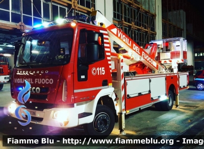 Iveco EuroCargo 110EL22 III serie
Vigili del Fuoco
Comando Provinciale di Napoli
Allestimento Multitel-Pagliero
VF 27286
Parole chiave: Iveco EuroCargo_110EL22_IIIserie VF27286