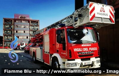 Iveco EuroCargo 180E32 III serie
Vigili del Fuoco
Comando Provinciale di Napoli
AutoScala M32L da 32 metri allestimento Magirus
VF 27317
Parole chiave: Iveco EuroCargo_180E32_IIIserie VF27317