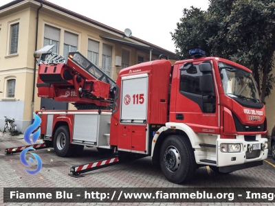 Iveco EuroCargo 180E32 IV serie
Vigili del Fuoco
Comando Provinciale di Milano
Distaccamento Cittadino Sardegna
AutoScala M39L da 39 metri allestimento Magirus
VF 27921
Parole chiave: Iveco EuroCargo_180E32_IVserie VF27921