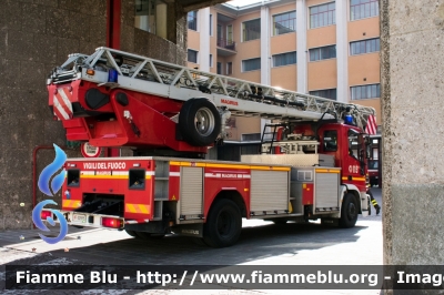 Iveco EuroFire 150E28 II serie
Vigili del Fuoco
Comando Provinciale di Milano
AutoScala da 30 metri allestimento Iveco-Magirus
VF 22935
Parole chiave: Iveco EuroFire_150E28_II_serie VF22935