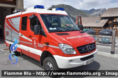 Mercedes-Benz Sprinter III Serie
Vigili del Fuoco
Comando Provinciale di Sondrio
Distaccamento Volontario di Livigno 
PoliSoccorso allestimento Rosenbauer
VF 26736
Parole chiave: Mercedes-Benz Sprinter_III_Serie VF26736