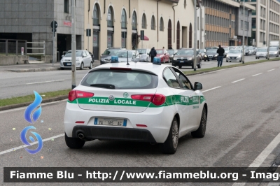 Alfa Romeo Nuova Giulietta Restyle
Polizia Locale 
Comune di Como
Auto 13
POLIZIA LOCALE YA 185 AG
Parole chiave: Alfa_Romeo Nuova_Giulietta_Restyle POLIZIALOCALEYA185AG