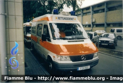 Mercedes-Benz Sprinter I serie
Bundesrepublik Deutschland - Germania
ASB
Arbeiter Samariter Bund Frankfurt
Parole chiave: Mercedes-Benz Sprinter_Iserie Ambulanza Ambulance