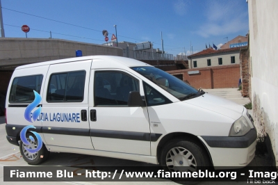 Fiat Scudo I serie
Magistrato alle Acque
Polizia Lagunare VE
Parole chiave: Fiat Scudo_Iserie Polizia_Locale Veneto (VE)