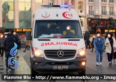 Mercedes-Benz Sprinter III serie restyle
Türkiye Cumhuriyeti - Turchia
T.C. Sağlık Bakanlığı - Ministero della Salute
Parole chiave: Mercedes-Benz Sprinter_IIIserie_Restyle Ambulanza Ambulance