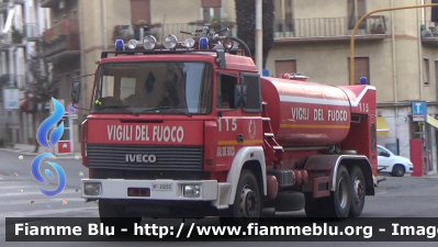 Iveco 240-36
Vigili del Fuoco
Comando Provinciale di Cosenza
Esemplare unico nato come mezzo di soccorso in galleria e successivamente riconvertito in ABP
VF 21255
Parole chiave: Vigili_del_Fuoco_Cosenza_Calabria VF21255