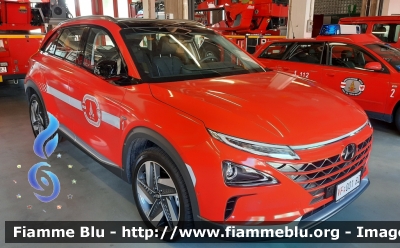 Hyundai Nexo
Vigili del Fuoco
Corpo Permanente di Bolzano
Berufsfeuerwehr Bozen
Autoveicolo del Comandante
VF 001 BZ
Parole chiave: Hyundai Nexo VF001BZ