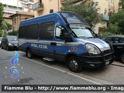 Iveco Daily V serie
Polizia di Stato 
Reparto Mobile Bologna
Allestimento Sperotto
Automezzo ridecorato con la nuova livrea Grafica Artlantis
POLIZIA H9652
Parole chiave: Iveco Daily_Vserie POLIZIAH9652