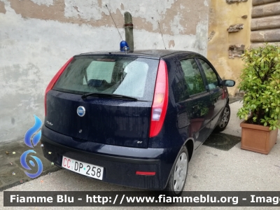 Fiat Punto III serie
Carabinieri
Comando Carabinieri Unità per la tutela Forestale, Ambientale e Agroalimentare
CC DP 258
Parole chiave: Fiat Punto_IIIserie CCDP258