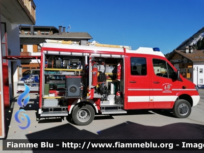 Mercedes-Benz Sprinter III serie
Vigili del Fuoco
Comando Provinciale di Belluno
Distaccamento Volontario di Arabba - Livinallongo (BL)
Studafuoc da Fodóm
PoliSoccorso allestimento Rosenbauer
VF 26321
Parole chiave: Mercedes-Benz Sprinter_IIIserie VF26321