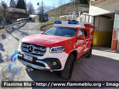 Mercedes-Benz Classe X
Vigili del Fuoco
Comando Provinciale di Belluno
Distaccamento Volontario di Arabba - Livinallongo (BL)
Studafuoc da Fodóm
Allestimento Rosenbauer
VF 30934
Parole chiave: Mercedes-Benz Classe_X VF30934