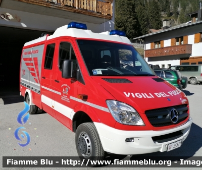 Mercedes-Benz Sprinter III serie
Vigili del Fuoco
Comando Provinciale di Belluno
Distaccamento Volontario di Arabba - Livinallongo (BL)
Studafuoc da Fodóm
PoliSoccorso allestimento Rosenbauer
VF 26321
Parole chiave: Mercedes-Benz Sprinter_IIIserie VF26321