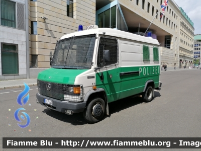 Mercedes-Benz Vario
Deutschland - Germania
Polizei Berlin - Polizia di Berlino
B - 7160
Parole chiave: Mercedes-Benz Vario polizei_berlin B-7160