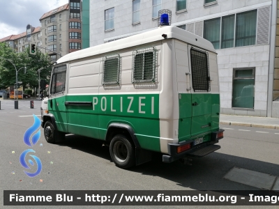 Mercedes-Benz Vario
Deutschland - Germania
Polizei Berlin - Polizia di Berlino
B - 7160
Parole chiave: Mercedes-Benz Vario polizei_berlin B-7160