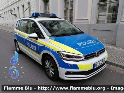 Volkswagen Touran II serie
Deutschland - Germania
Landespolizei Brandenburg - Polizia dello Stato del Brandeburgo
BBL 4 - 3556
Parole chiave: Volkswagen Touran_IIserie Landespolizei_brandenburg BBL4-3556