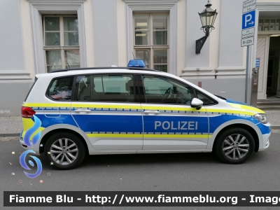 Volkswagen Touran II serie
Deutschland - Germania
Landespolizei Brandenburg - Polizia dello Stato del Brandeburgo
BBL 4 - 3556
Parole chiave: Volkswagen Touran_IIserie Landespolizei_brandenburg BBL4-3556