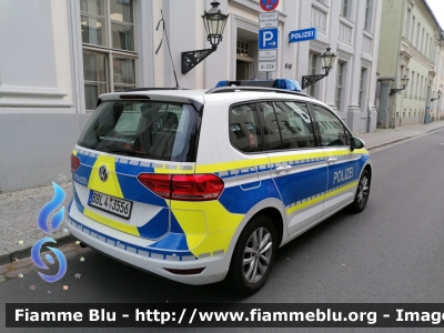 Volkswagen Touran II serie
Deutschland - Germania
Landespolizei Brandenburg - Polizia dello Stato del Brandeburgo
BBL 4 - 3556
Parole chiave: Volkswagen Touran_IIserie Landespolizei_brandenburg BBL4-3556