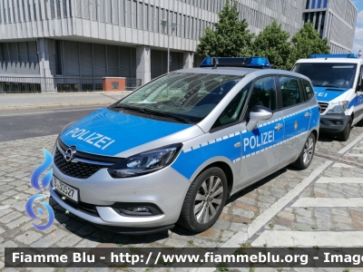 Opel Zafira Tourer III serie
Deutschland - Germania
Polizei Berlin - Polizia di Berlino
B - 30527
Parole chiave: Opel Zafira_Tourer_IIIserie