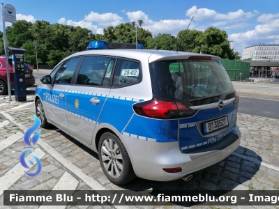 Opel Zafira Tourer III serie
Deutschland - Germania
Polizei Berlin - Polizia di Berlino
B - 30527
Parole chiave: Opel Zafira_Tourer_IIIserie