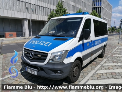 Mercedes-Benz Sprinter III serie restyle
Deutschland - Germania
Polizei Berlin - Polizia di Berlino
B - 7915
Parole chiave: Mercedes-Benz sprinter_IIIserie_restyle polizei_berlin B-7915